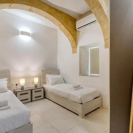 Stone Maisonette Near Airport Apartman *