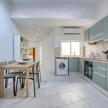 Stone Maisonette Near Airport Luqa