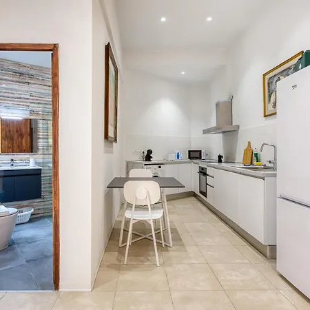 Apartman Stone Maisonette Near Airport *