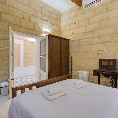 Stone Maisonette Near Airport * Luqa