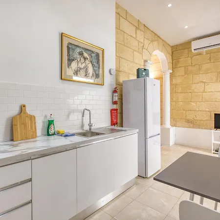 Stone Maisonette Near Airport Luqa