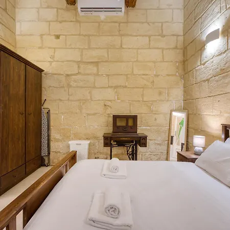 Stone Maisonette Near Airport Apartman