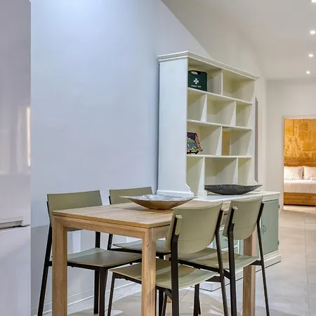Apartman Stone Maisonette Near Airport