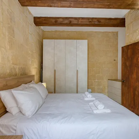 Stone Maisonette Near Airport * Luqa