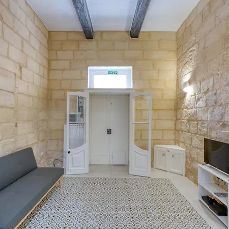 Stone Maisonette Near Airport Apartman *