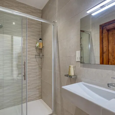 Apartman Stone Maisonette Near Airport *