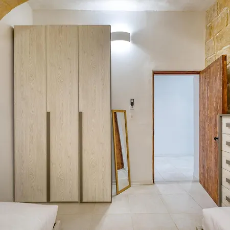 Stone Maisonette Near Airport Apartman Luqa