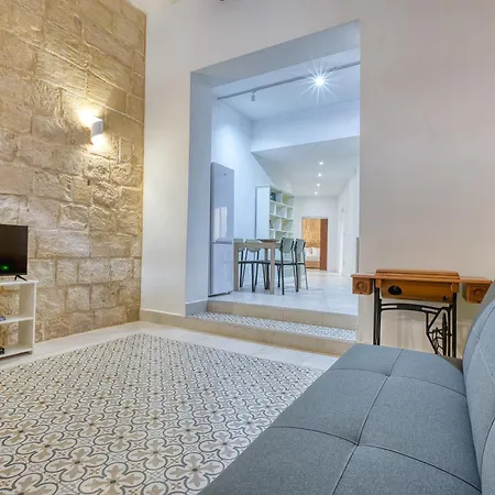 Stone Maisonette Near Airport Apartman